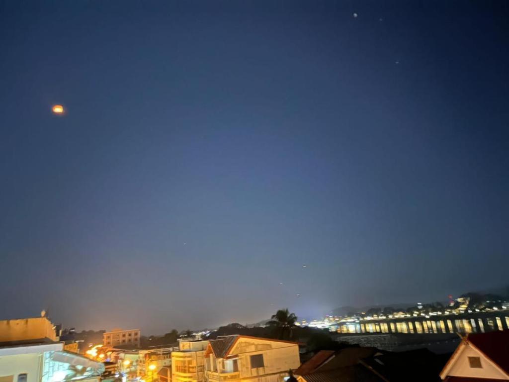 Thaveesinh Hotel Ban Houayxay Exterior photo